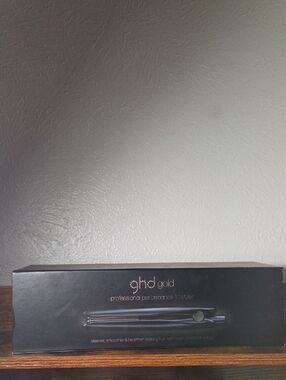 ghd gold Flat Iron Styler in Black with Gold Accents